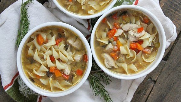 شوربة الدجاج بالاعشاب العطرية 