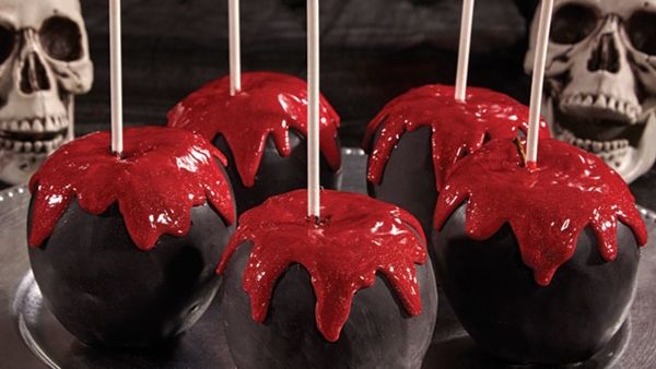 تفاح بالشوكولاتة للهالووين