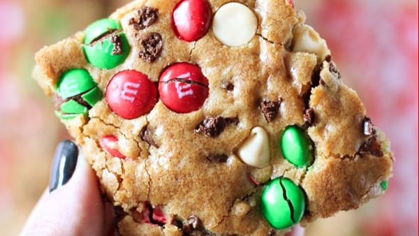 كوكي عيد الميلاد بحلوى أم أند أمز