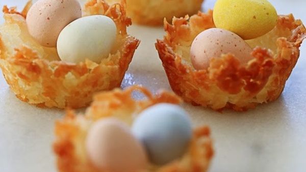 أعشاش الماكارون بجوزالهند لعيد الفصح