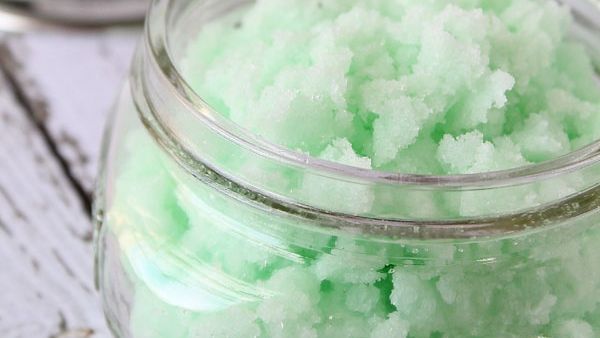 اصنعيه بنفسك: مقشر النعناع وجوزالهند لبشرة نضرة