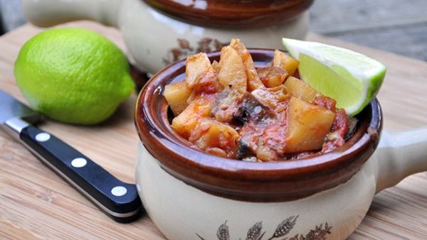 طاجن الباذنجان والبطاطا النباتي