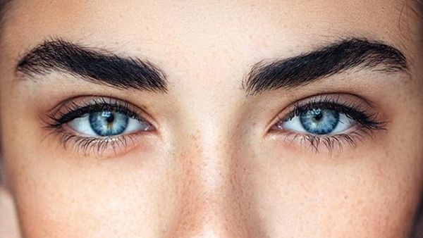 تغذية شعر الحواجب بالزيت أمر ضروري 