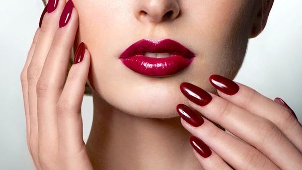 أجمل ألوان طلاء الاظافر الخريفية