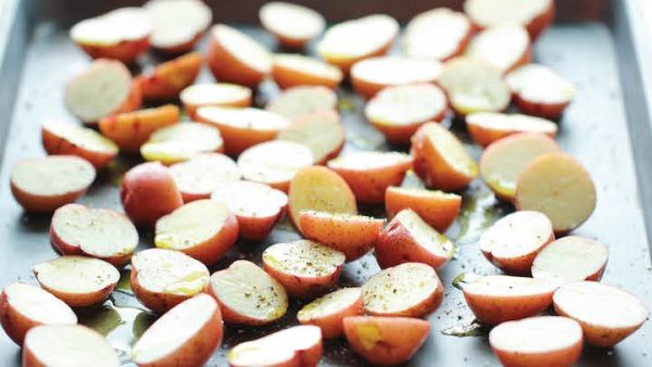 بطاطا مشوية مع جبن البارمزان والثوم