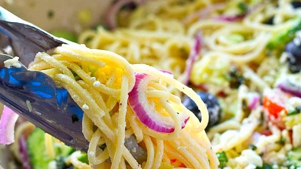 سلطة الإسباجيتى اليونانية مع صلصة ديجون