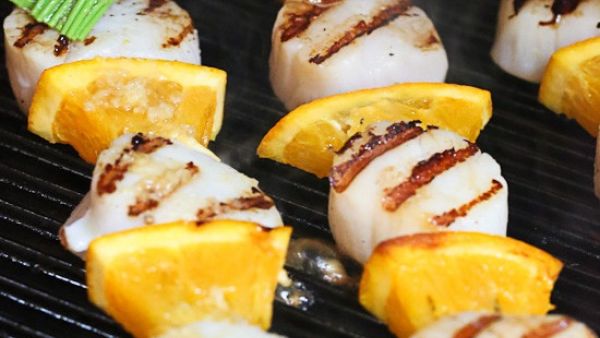 شواء صحي مع الاسكالوب و شرائح البرتقال