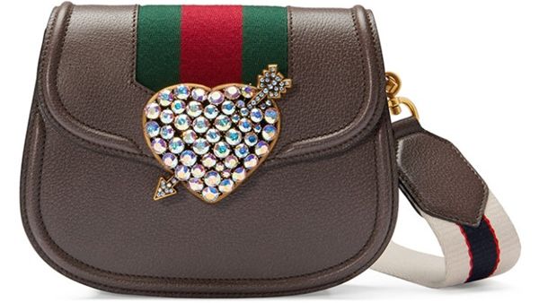 غوتشي تهدي عشاقها قلوباً وفراشات