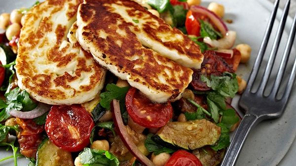 سلطة الحلومي مع الطماطم والحمص