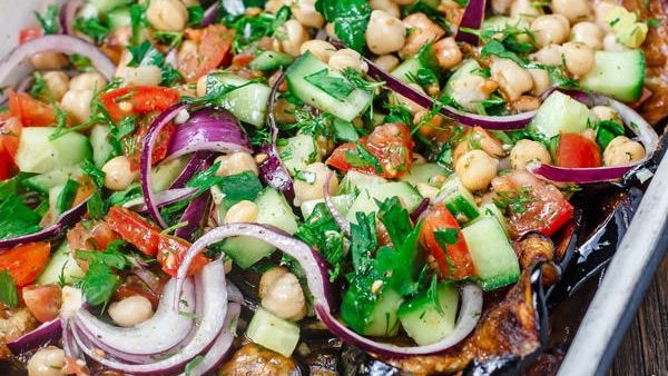 سلطة الباذنجان والحمص الشهية