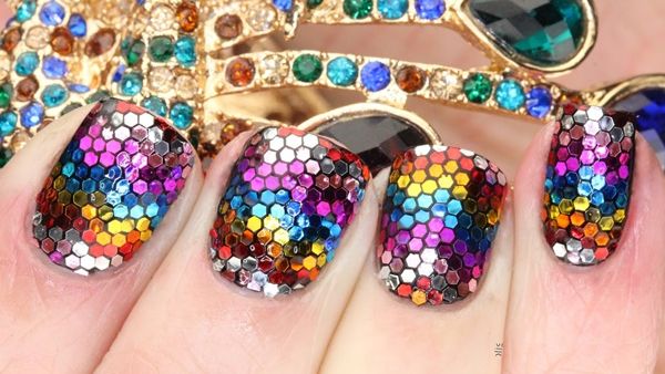 لوحات فنية على اظافرك هذا الصيف