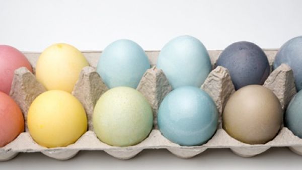 بيض ملون بألوان طبيعية زاهية
