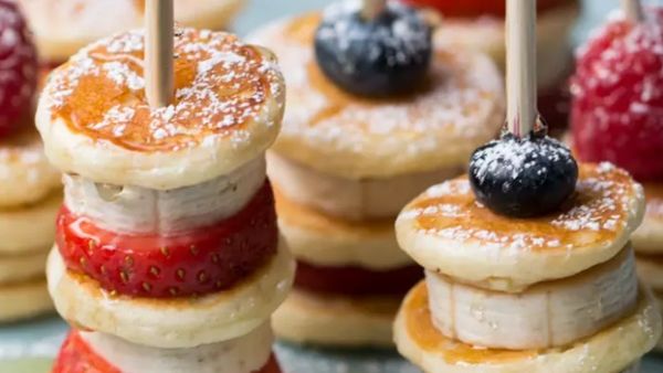 فطور صحي للأطفال "بانكيك بالفراولة والموز"