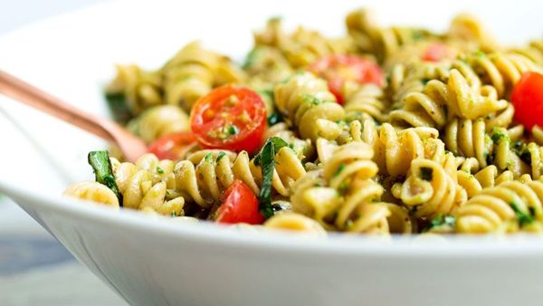 سلطة الباستا بالبيستو