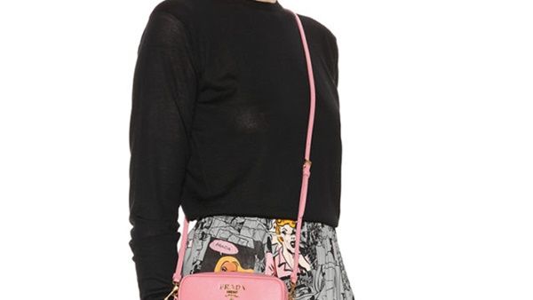 حقيبة الكاميرا الجديدة من برادا انيقة ببساطتها