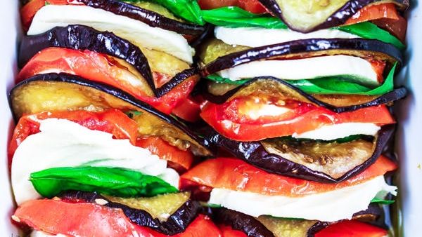 سلطة كابريس الكلاسيكية بالباذنجان للكريسماس