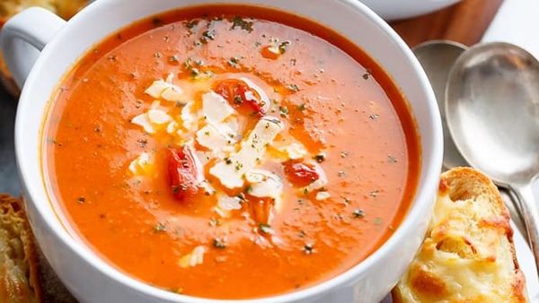 حساء البندورة والريحان