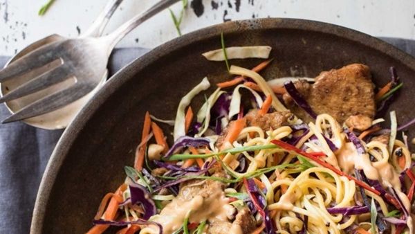 سلطة ساتيه الدجاج بالنودلز