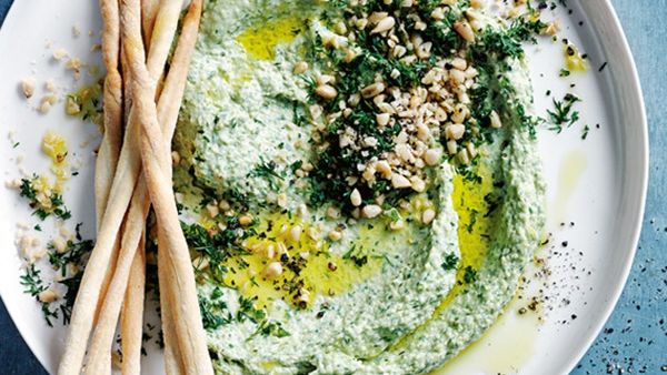 حمص بالسبانخ والفيتا والصنوبر