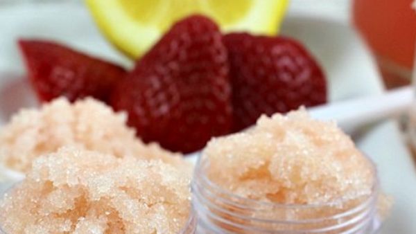 اصنعيه بنفسك: مقشر الليمون بالفراولة للشفاه