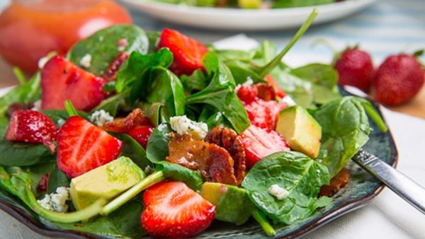 سلطة السبانخ والافوكادو والدجاج