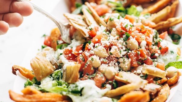 طبق مقبلات على الطريقة اليونانية