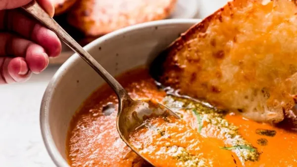 شوربة الطماطم والريحان