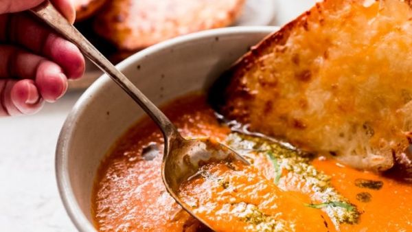 شوربة الطماطم والريحان