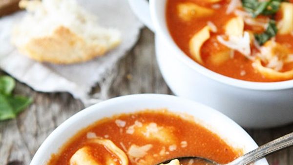 حساء معكرونة التورتيليني بالبندورة