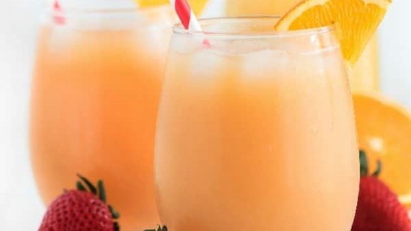 شراب البرتقال المنعش بالفراولة والاناناس