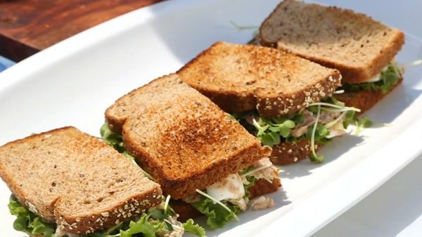 ساندويتشات سلطة التونا بالمايونيز