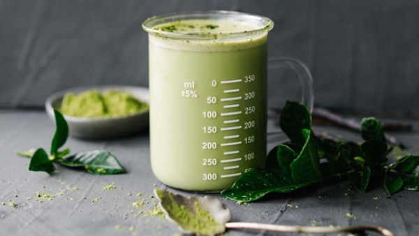 لاتيه الفانيلا بالشاي الأخضر مع حليب اللوز