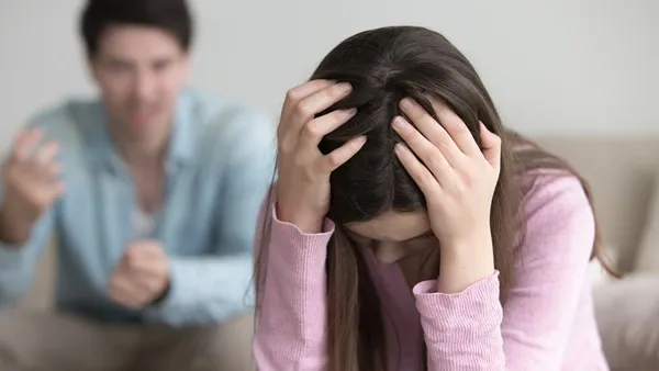 غالبا ما يدمر سوء المعاملة العاطفية الثقة بالنفس