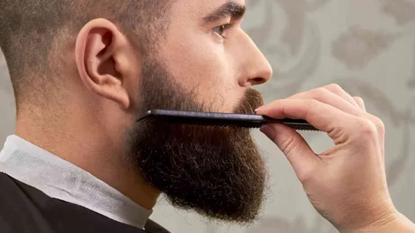 استخدم الفرشاة لتهذيب شعر اللحية