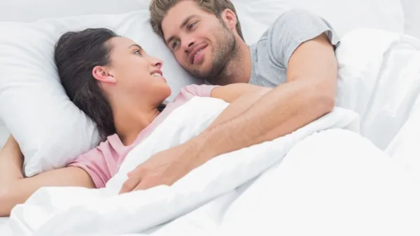 الذهبا معا الى السرير وقت النوم يمكن أن ينقذ حياتكما الزوجية 