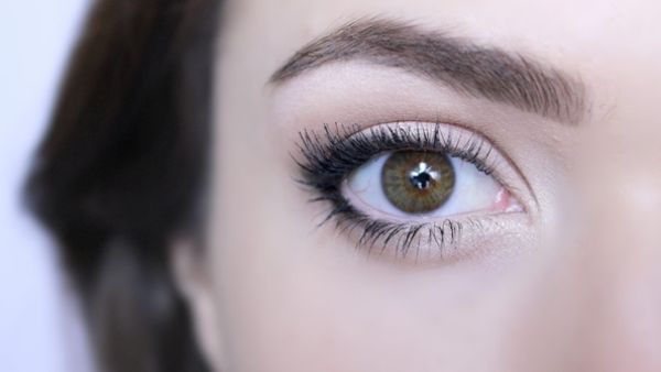جميلة البوابة: تكبير العيون الصغيرة بالماكياج