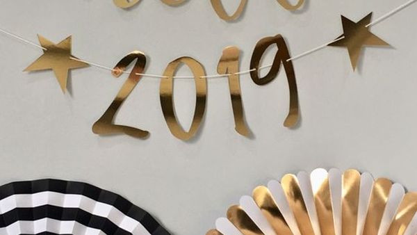 الأسود والذهبي لمائدة احتفالات رأس السنة الأسود والذهبي لمائدة احتفالات رأس السنة