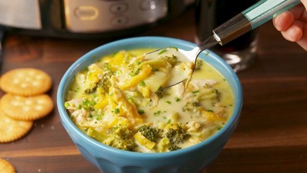 حساء البروكلي بالدجاج والجبن