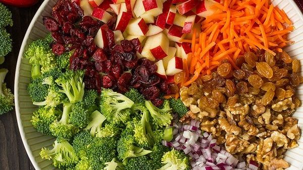 سلطة البروكلي والتفاح