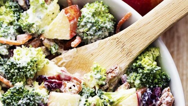 سلطة البروكلي والتفاح