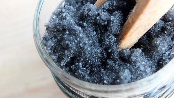 مقشر الفحم والملح للجسم