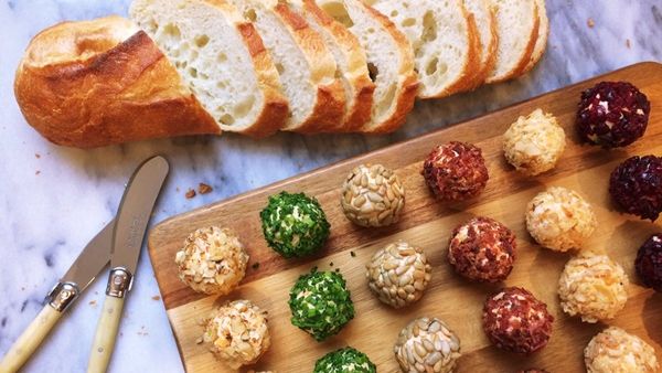 كرات الجبن الصغيرة للكريسماس 