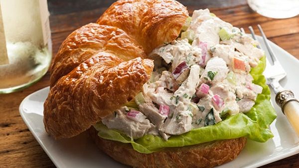 ساندويتش سلطة الدجاج بالزبادي اليوناني