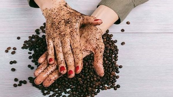 اصنعيه بنفسك: مقشر الجسم بالقهوة والسكر لبشرة متوهجة