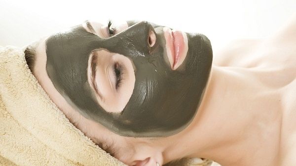 جميلة البوابة: قناع طين البحر الميت لبشرة شابة