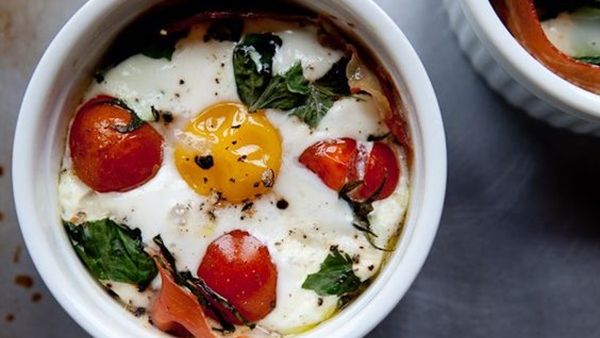 فطور عجة البيض بالطماطم والبصل الأخضر