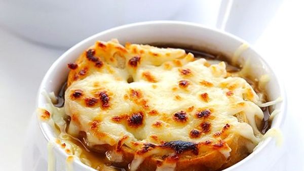 حساء البصل الفرنسي التقليدي   