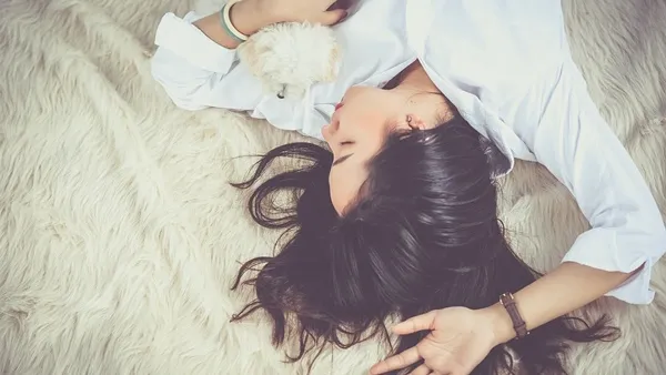 ما علاقة وضعية نومك بظهور التجاعيد ؟