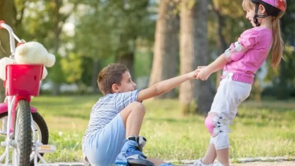 مساعدة الآخرين هو أجمل سلوك يمكن أن نعلمه لاطفالنا