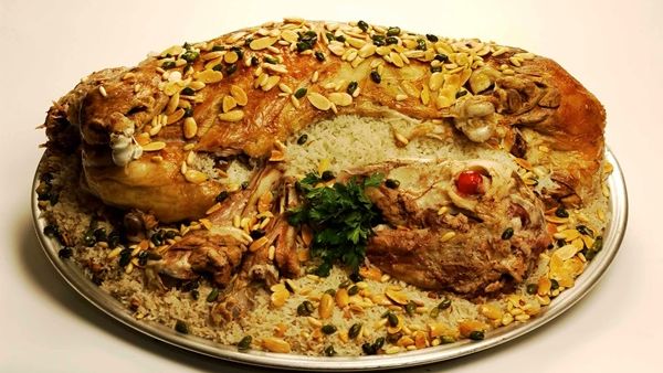 أطباق احتفالية: لحم كتف الماعز بالأرز والمكسرات